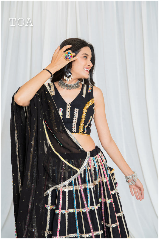 Shades of Border - SL Top - Black