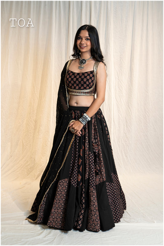 Ajab Gajab Ajrakh Gamthi Set - Black